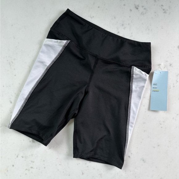 NWT Zella Girls Black and White Bike Shorts - Picture 1 of 3
